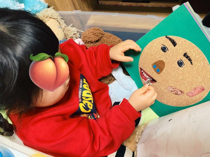 シールを使った遊びをする子供