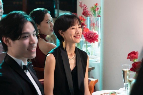 石橋静河が出演したCMメイキング画像 ©三井住友カード「街を、時代を歩く人」篇