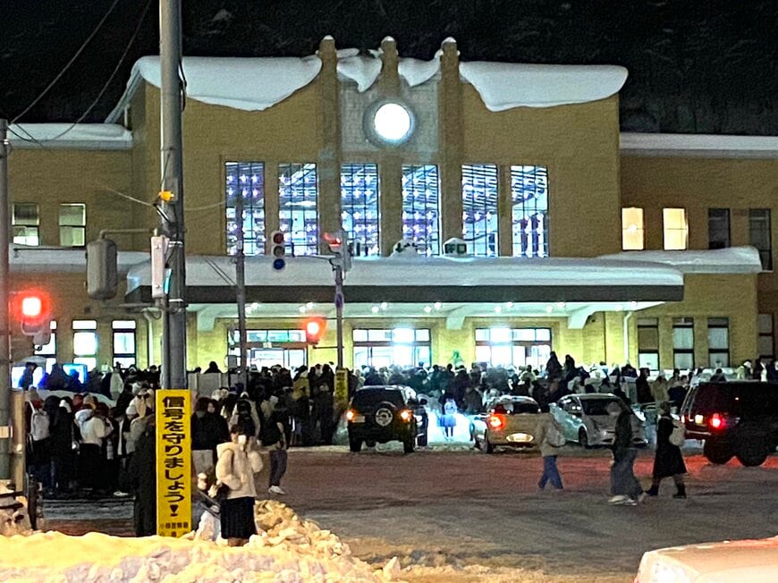 小樽駅の周りに人があふれている様子