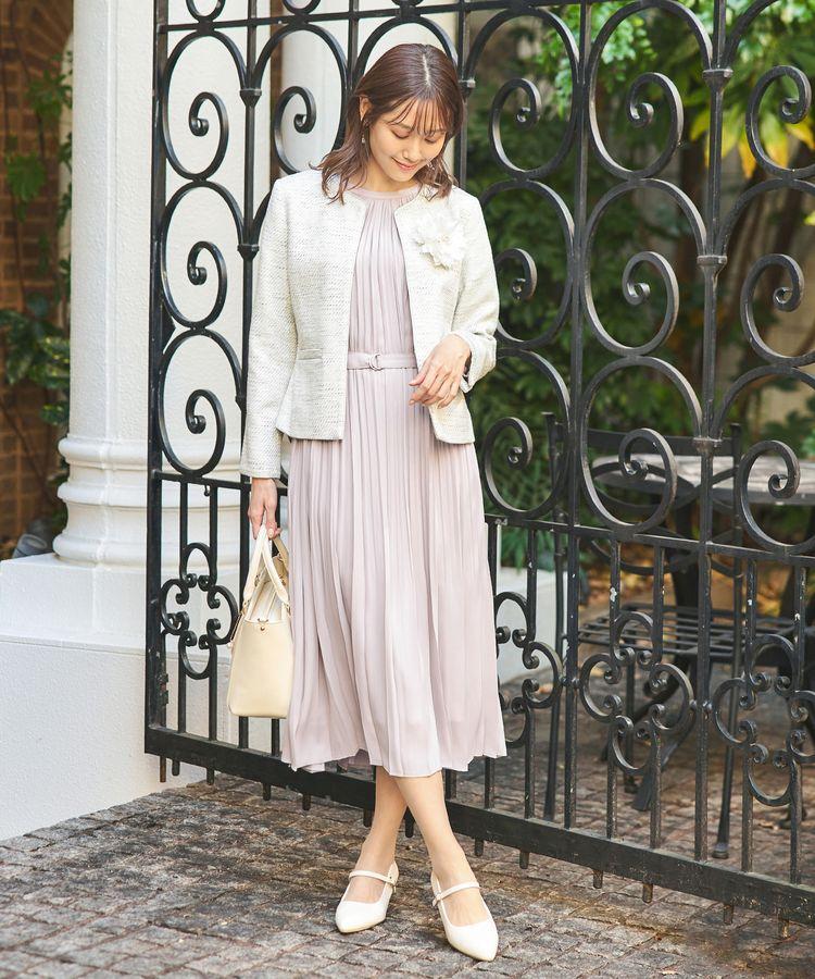 ハニーズ、プリーツ使いワンピース（グレージュ）プラスジャケット着用例の画像