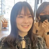 バッサリカットを希望する20代女性が、軽やかで可愛い〈ショートボブ〉に印象チェンジ。「めちゃめちゃ可愛いです！」と笑顔
