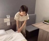 【ホテルのベッドあるある？】掛け布団が挟み込まれた時の対応に「なるほど」「自分は剥がします」との声