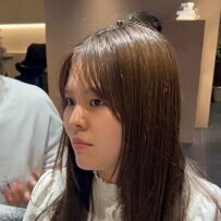 【バッサリカットで大変身】フェミニンな服装に合わせた丸みのあるショートでイメチェン成功