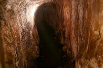 滋賀県にある「岩肌むき出しの狭いトンネル」　暗くて狭く、足元はぬかるんだ道に仰天