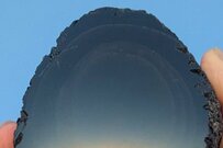 黒曜石を磨き上げ「夜明けの景色」を映したら…　思わず目を疑う光景に「異世界の空を覗いてるみたい」