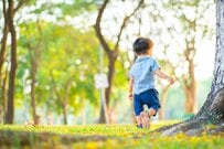 自宅保育中の「2歳娘」が見せた修行風景　まるで滝行のような遊びに「声出して笑った」