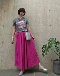 【60歳マダム】鮮やかな〈ピンクロングスカート〉をおしゃれに着こなす　華やか＆スタイリッシュな大人カジュアルコーデ