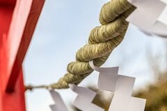 山の上の神社で約40年前の看板を発見！日本を賑わせた「懐かしの万博キャラクター」にSNSが反響