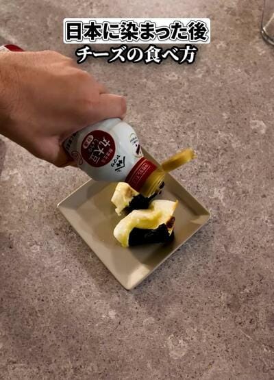 日本に染まった後は、海苔で巻いて「しょうゆ」