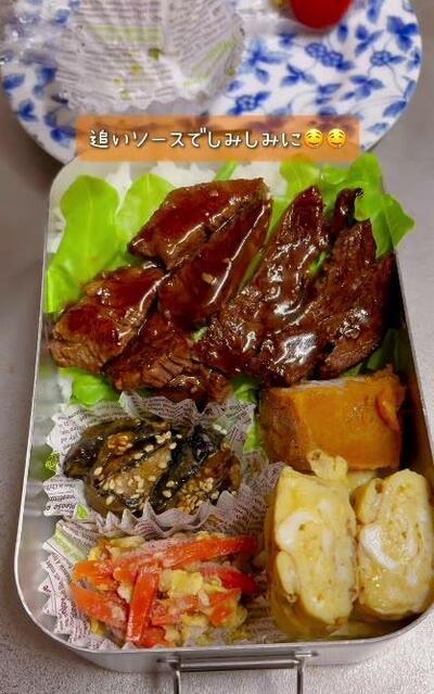 追いソースをかけた牛ステーキが並んだところ