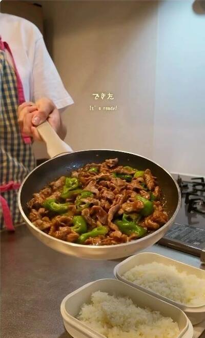 焼肉のタレがからんだ豚肉とししとう