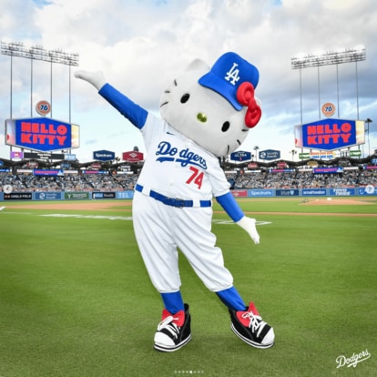 写真 | ユニフォーム姿のハローキティが可愛すぎる！MLBドジャースと