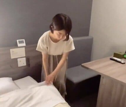 【ホテルのベッドあるある？】掛け布団が挟み込まれた時の対応に「なるほど」「自分は剥がします」との声
