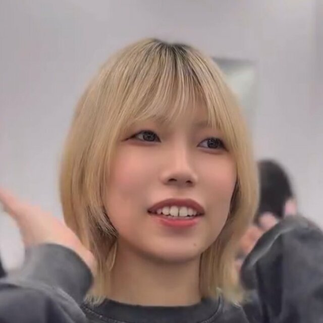 「推しの髪色にしたい」女性がピンクカラーのレイヤーボブで大胆イメチェン！華やかなアフターが話題