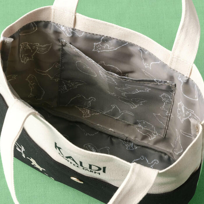 裏地はネコ柄プリントが入ってキュート！