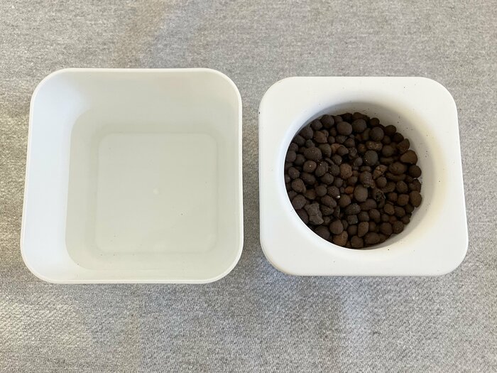 ミニ園芸ポットの内側にハイドロボールという石粒を、外側に水を入れれば、水耕栽培も可能