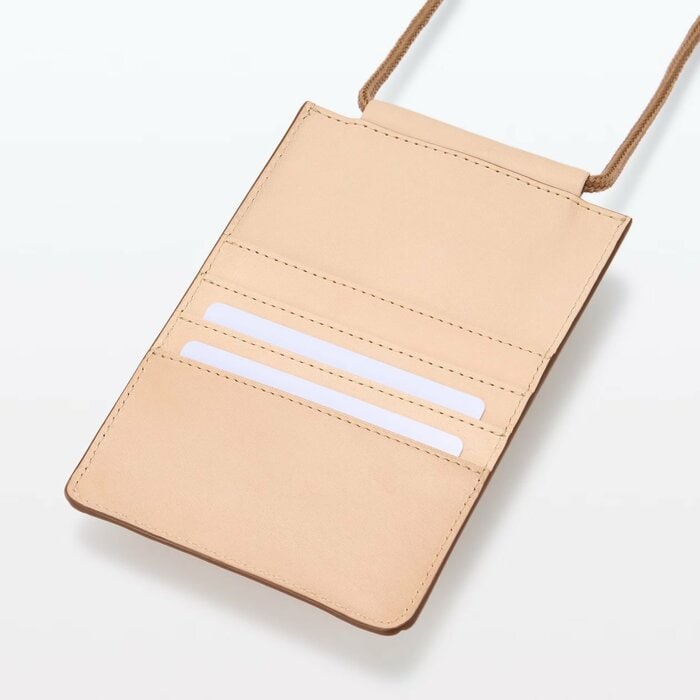 カードポケットが4つあり、スマホとカードだけを持ち歩くのににぴったり