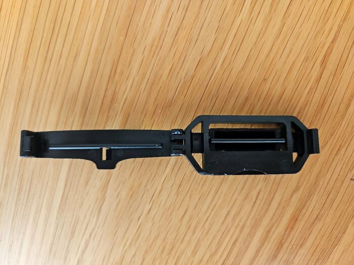 本体を開いてシートベルトを挟みます