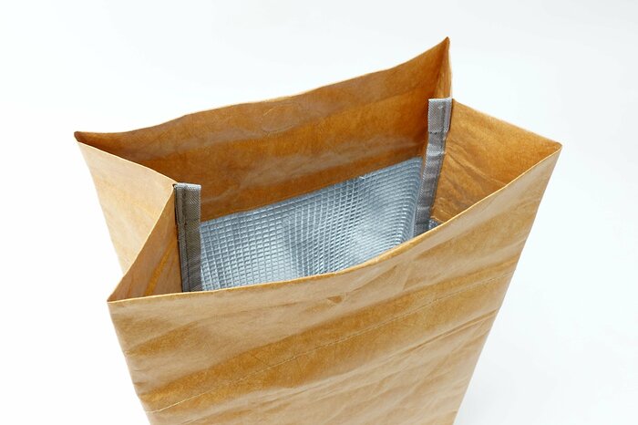 内側にはしっかり保冷効果を持たせるための素材が使われています