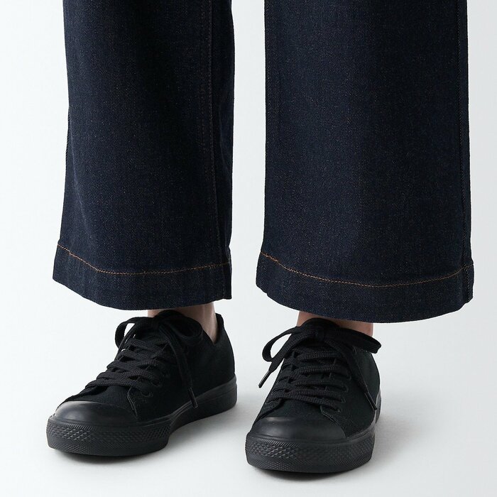 無印良品、疲れにくい撥水スニーカー着用例画像