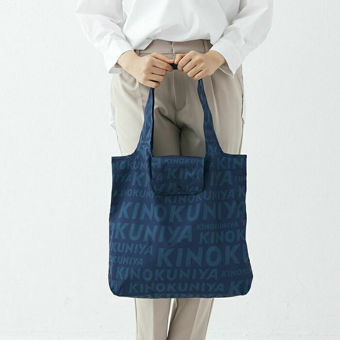 落ち着きのあるカラーのエンドレス柄バッグ