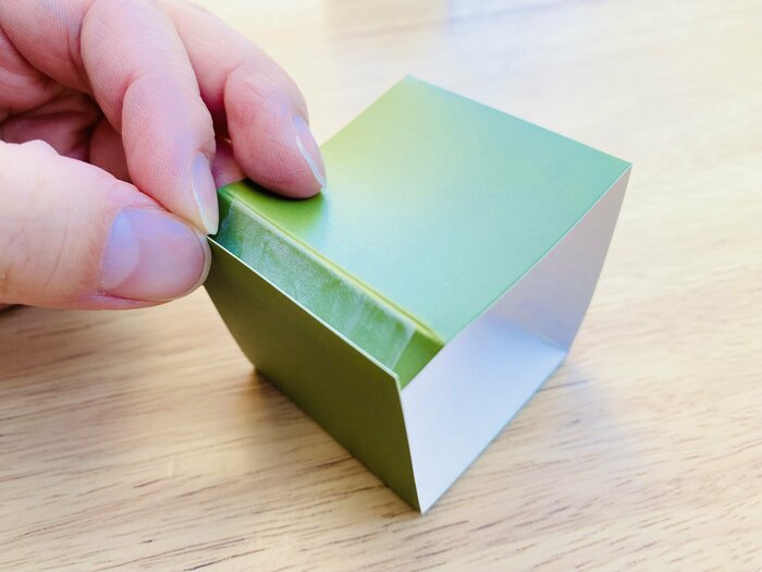 四角くなったら、両面テープで止めましょう