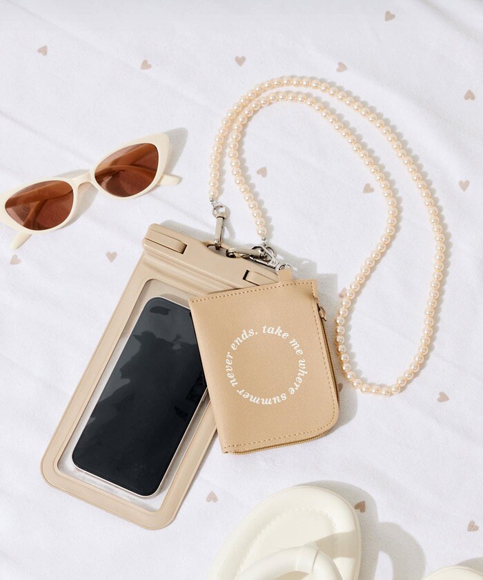 スマートフォンを入れたまま操作ができるポーチ！