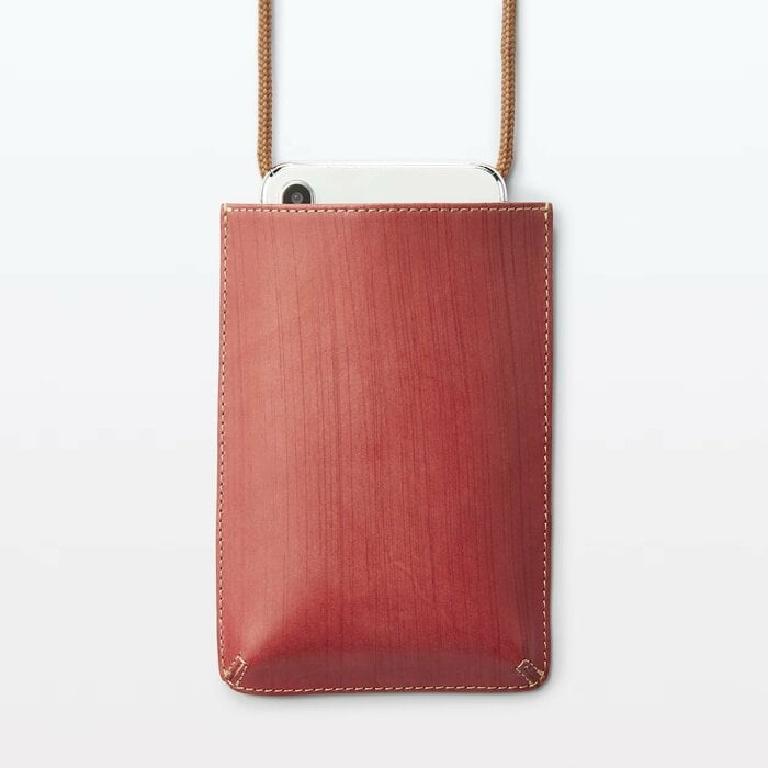 カードが4枚入り、旅行中やちょっとそこまでの買い物にもぴったり