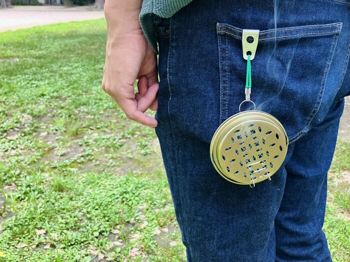 ズボンのポケットにつけた虫取り線香