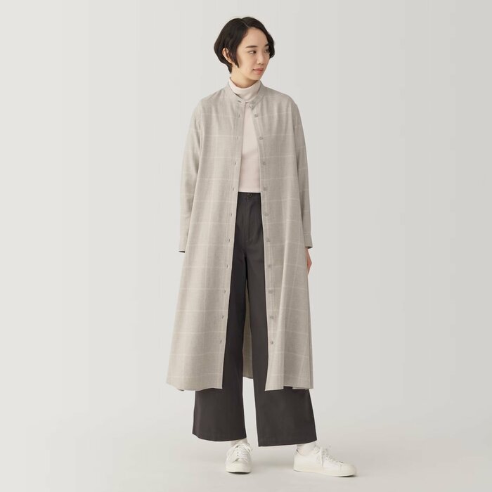 ボタンを開けたワンピースの着こなし