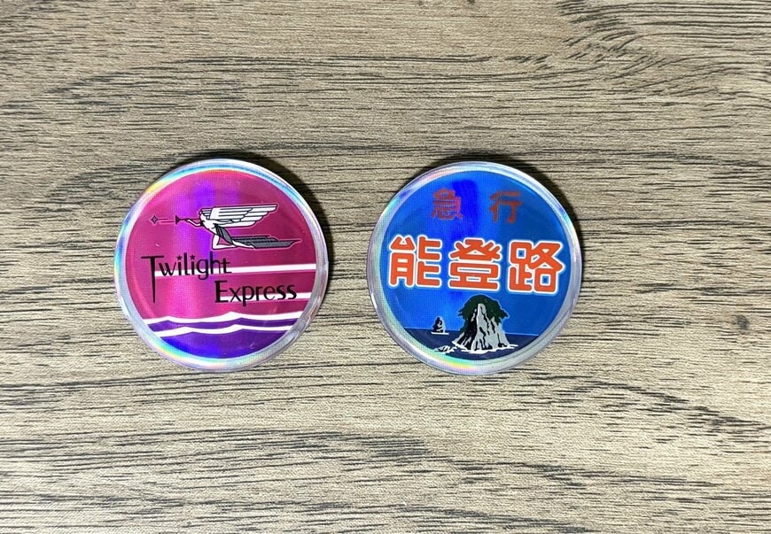 筆者撮影（キャンドゥ、ホログラムマグネット ヘッドマーク）