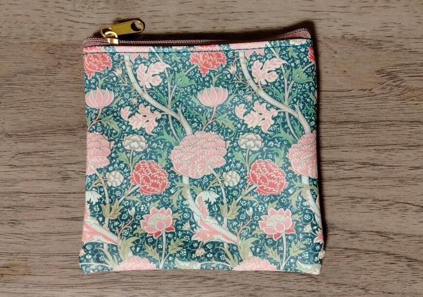 筆者撮影（セリア、スクエア フラットポーチ ウィリアム・モリスデザイン）