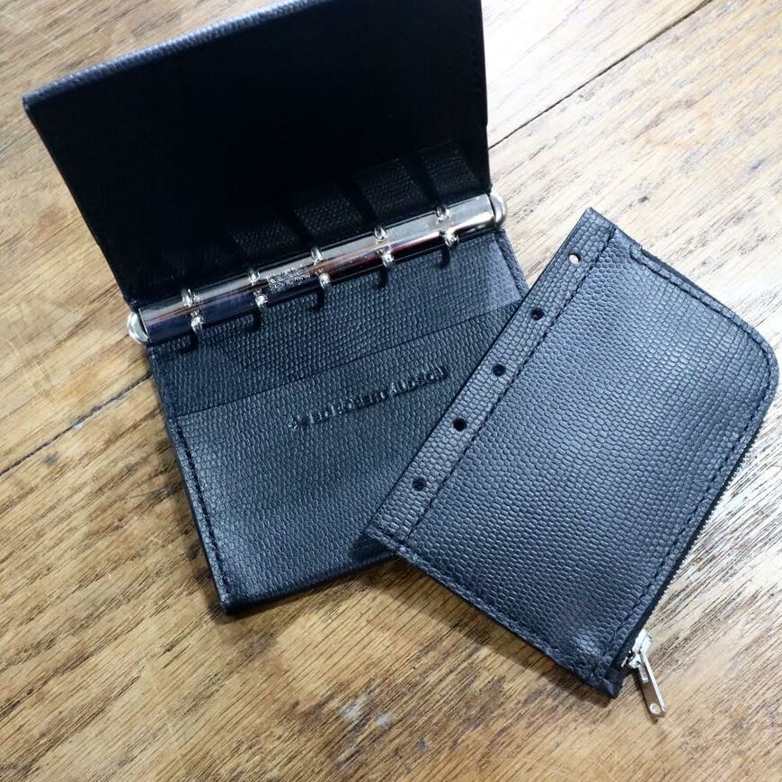 バインダー式で小銭入れの取り外しが可能。カードは両サイドに２枚ずつ収納できる。