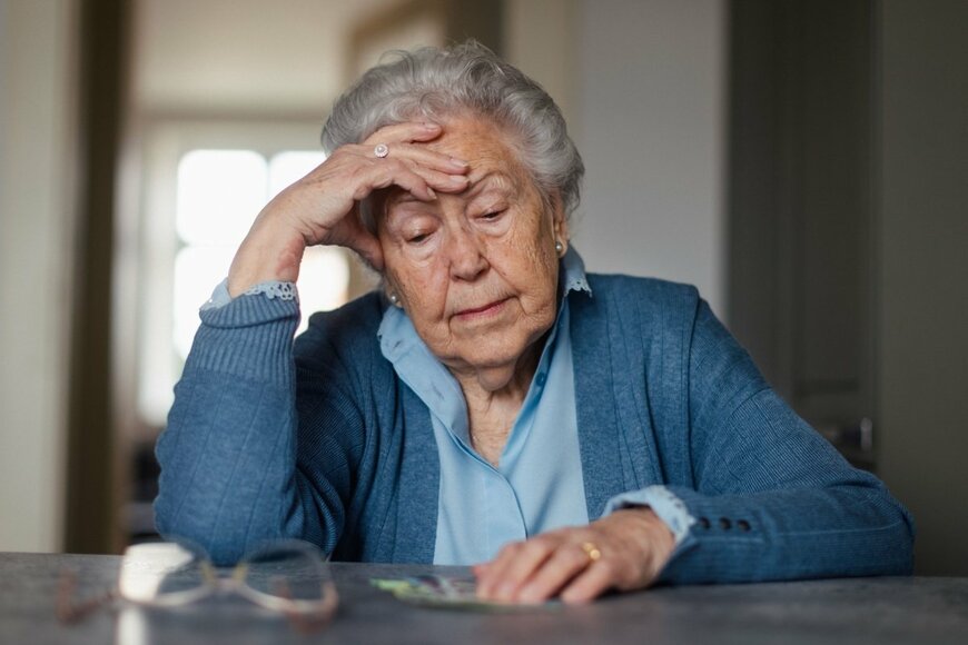 70歳代おひとりさま世帯で「貯蓄ゼロ」は4分の1以上…「厚生年金と国民年金」の平均月額も確認