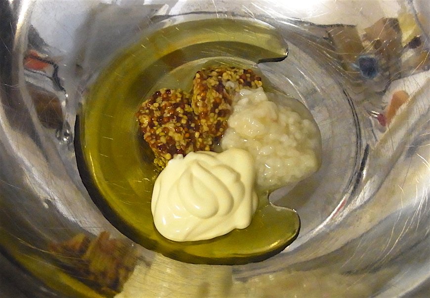 こちらはカニカマと戻した長ひじきを和えるための塩麹、粒マスタード、マヨネーズとオリーブオイル