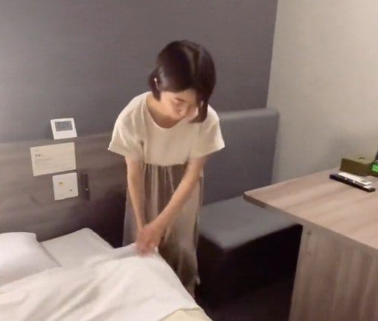 【ホテルのベッドあるある？】掛け布団が挟み込まれた時の対応に「なるほど」「自分は剥がします」との声