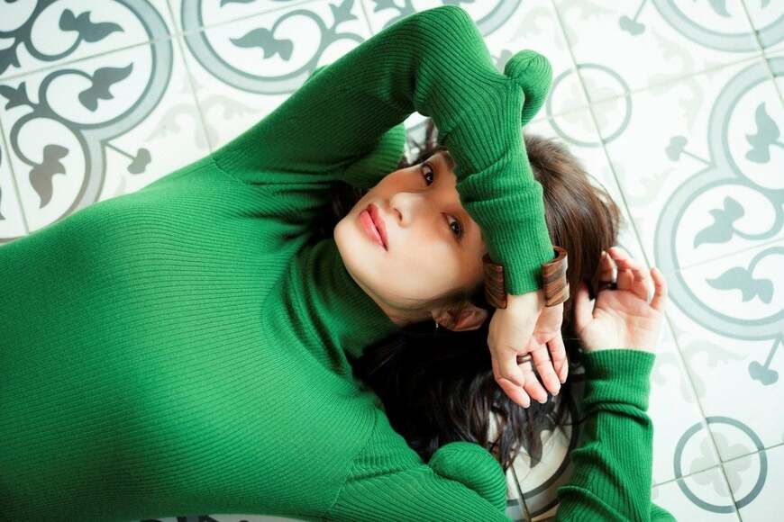 出所：株式会社　宝島社「寝起き姿、食事風景などかわいさあふれる表情が満載！ 上戸彩15年ぶりの写真集『Midday Reverie』7/10発売」