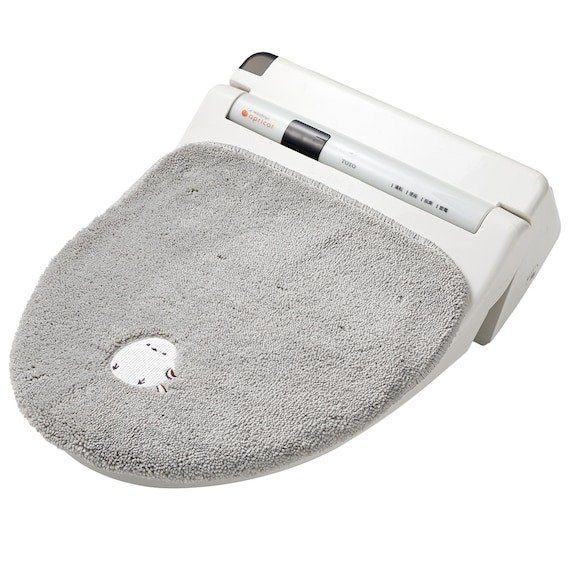 出所：ニトリ公式　【デコホーム商品】ケンヨウトイレフタカバー（シマエナガ グレー）