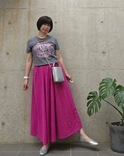 【60歳マダム】鮮やかな〈ピンクロングスカート〉をおしゃれに着こなす　華やか＆スタイリッシュな大人カジュアルコーデ