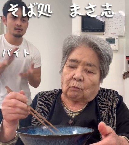 【86歳のおばあちゃん】のお昼ご飯が話題　豪快な調理の様子に癒される