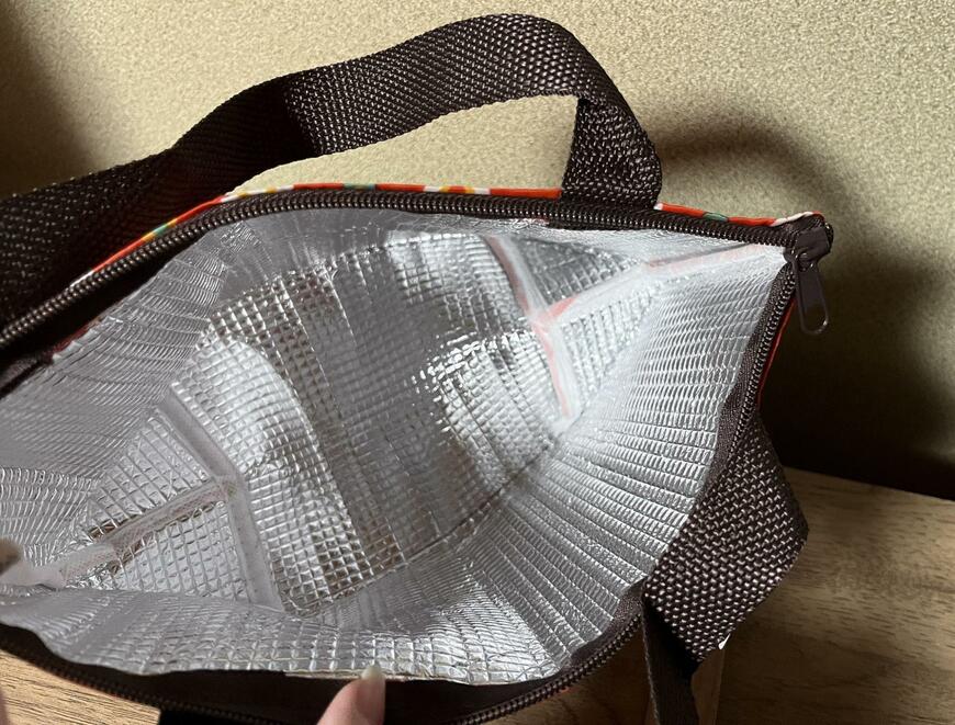 セリア、トート型ランチバッグ大 レトロ花柄商品中身画像