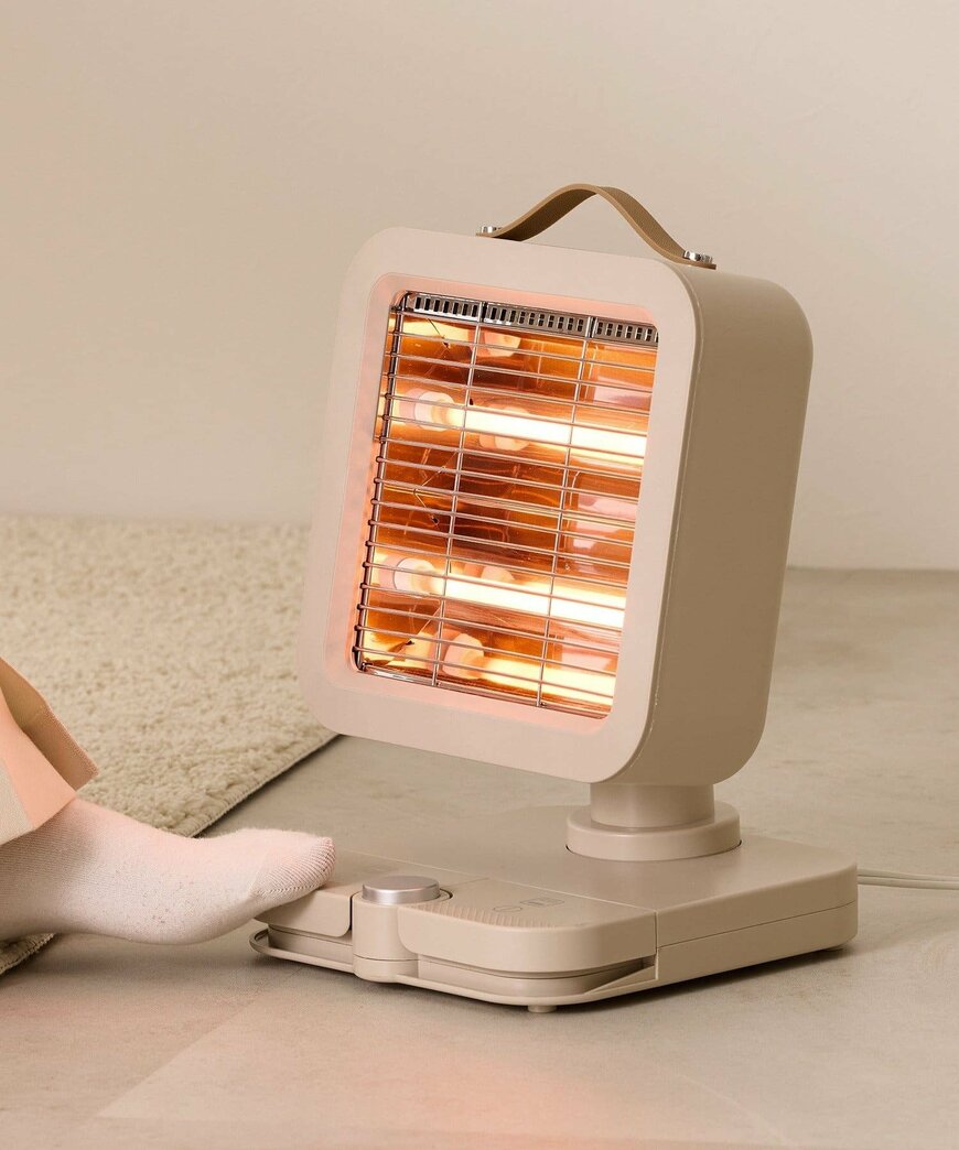 出所：3COINS公式　足踏みスイッチヒーター