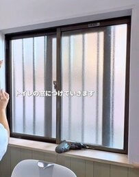 「真似したい！」垢抜けない〈トイレの窓〉に→木材やプラ板を使ってホワイト基調のおしゃれな〈内窓〉を作って隠す！