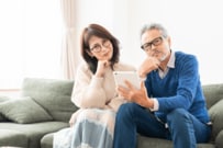 60歳代「貯蓄額2000万円超」を達成している世帯は約3割。厚生年金や国民年金の月額は平均いくら？