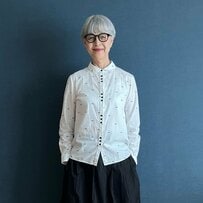 【70代マダム】個性派ブラウスの着こなしが勉強になる。大人可愛いアイテム使いにSNS絶賛の声！