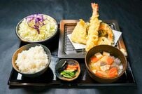 飲食店で「天ぷら定食の持ち帰り」をお願いしたら…　想像の斜め上を行く提供スタイルに「ある意味再来店を狙える」