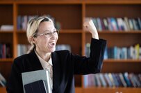 女性の大学教授（高専含む）の年収はいくら？平均年齢・勤続年数も【2023年更新版】