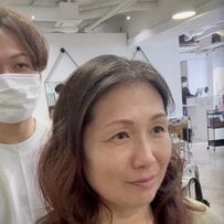 「ぺたんこになる」毛量が気になる女性…ふんわりショートでフレッシュに変身！「私も切りたい」の声も