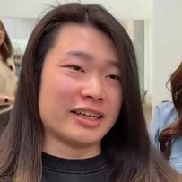 「鏡の自分に久しぶり」肩下ロングの男性が【爽やか就活ヘア】に劇的イメチェン！就活男子の「面影ゼロ」な短髪が印象的