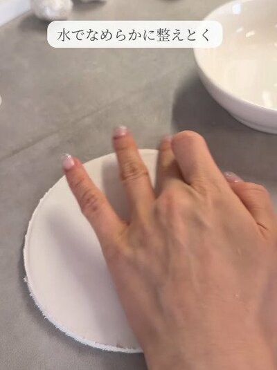 粘土を伸ばして丸くカット